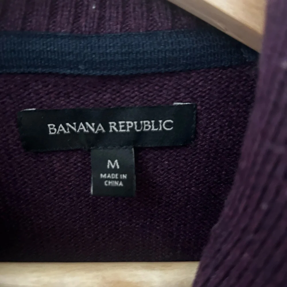Banana Republic Men’s Medium Deep Purple Merino Wool Blend V-Neck Sweater
